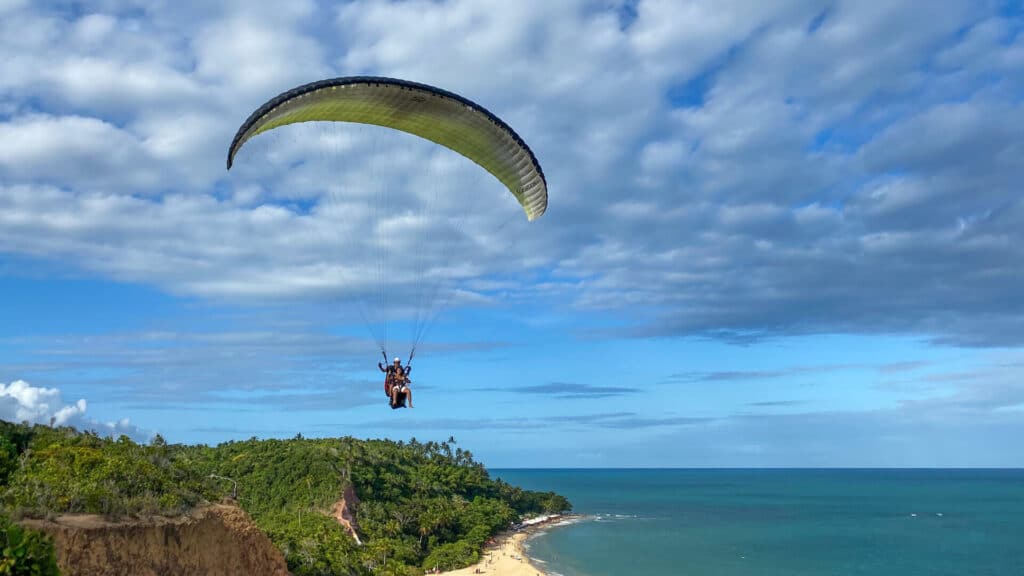 Voo de Parapente | Pousada Ilumina - Arraial d'Ajuda, Porto Seguro, Bahia